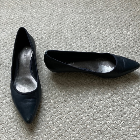 Navy flats - Picture 1 of 2